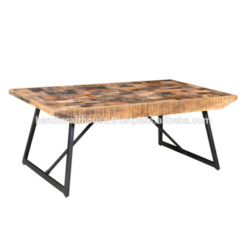 Tapa de madera vieja industrial con la mesa de centro negra de las piernas del metal